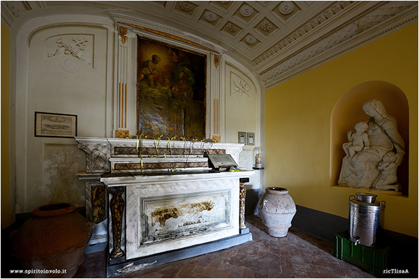 Toscana,Foto di cappella di famiglia abbandonata