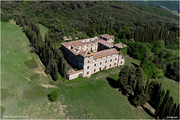 Toscana,Foto con drone di un Castello fattoria abbandonato