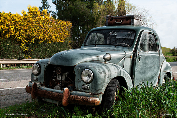 Toscana,Foto di un Topolino FIAT abbandonato lungo una strada