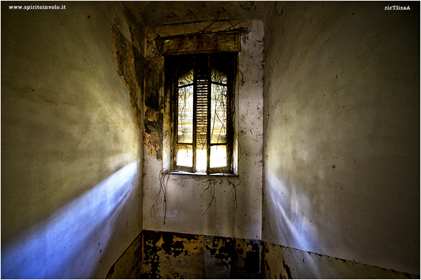 Toscana, Foto di una vecchia finestra in una casa abbandonata