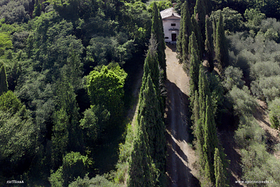Chiesa dei cipressi vista dal drone