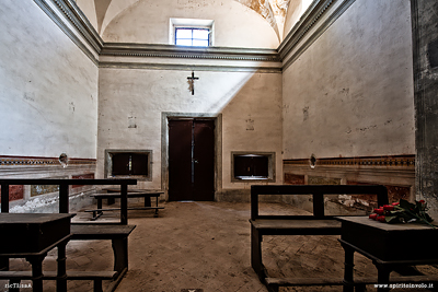 Entrata della chiesa dei cipressi
