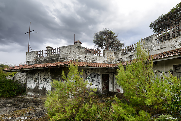 Facciata della pizzeria abbandonata sul mare