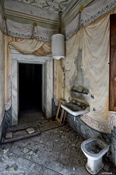 Gabinetto abbandonato nella villa La Bastia