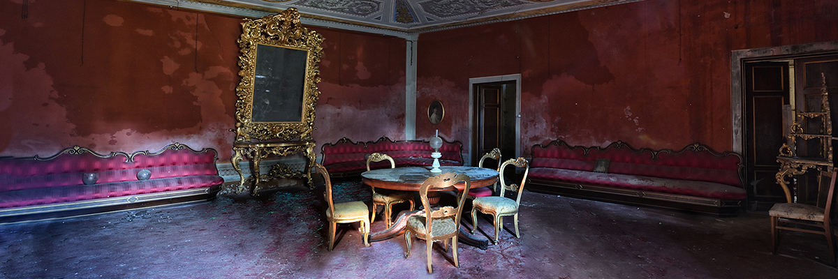 Fotografia del salone rosso di Villa Runia