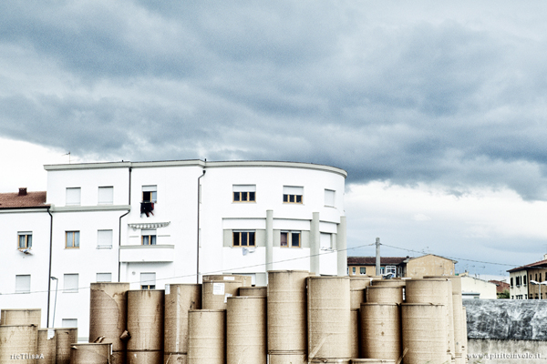 Palazzi e rotoli di carta