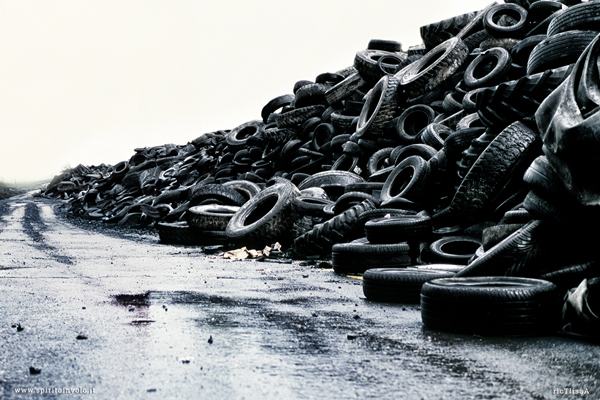 Pneumatici abbandonati sulla strada