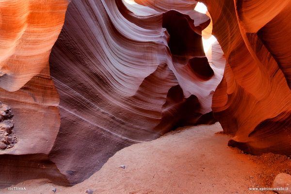 Un passaggio tra le rocce dell'Antelope Canyon