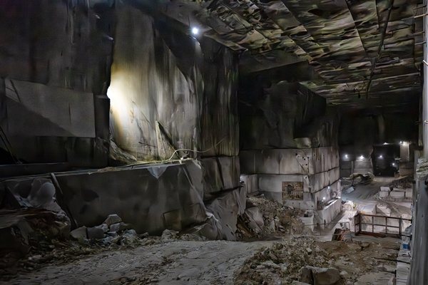 Galeria nella cava di marmo dentro la montagna
