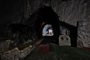 Arco scavato nella roccia nella cava di marmo dentro la montagna