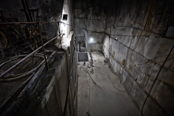 Enorme scavo nella cava di marmo dentro la montagna