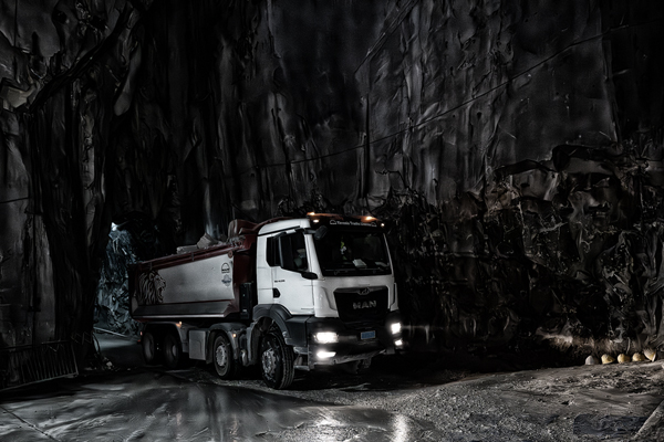 Camion nella cava di marmo dentro la montagna