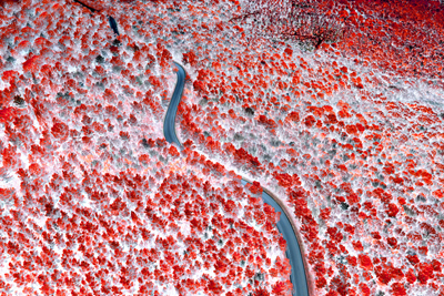 Strada tortuosa vista dal drone con infrarosso