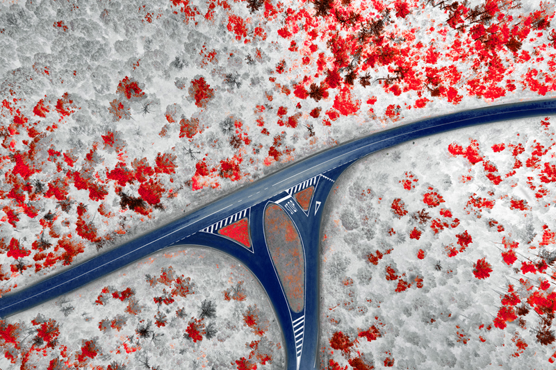 Incrocio stradale visto dal drone con infrarosso