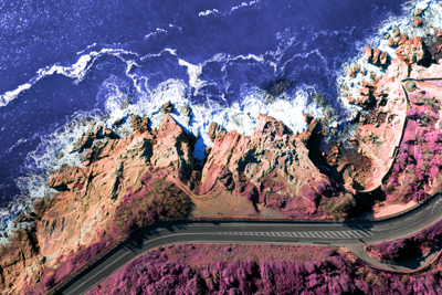 Strada sul mare vista dal drone con infrarosso