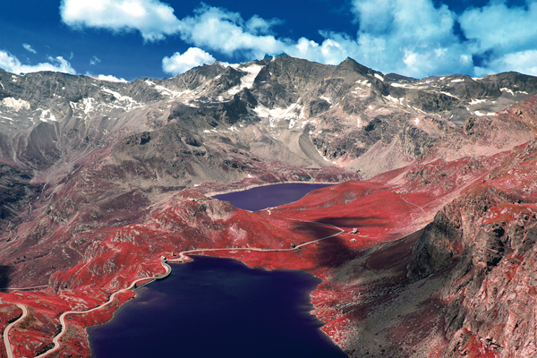 Strada tra i monti ed i laghi vista dal drone con infrarosso