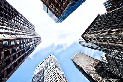 Grattacieli a Boston illuminati dal sole visti dal basso