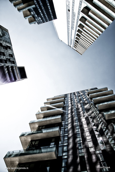 Foto verticale di Grattacieli a Milano visti dal basso