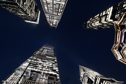 Notte sui Grattacieli a New York City visti dal basso