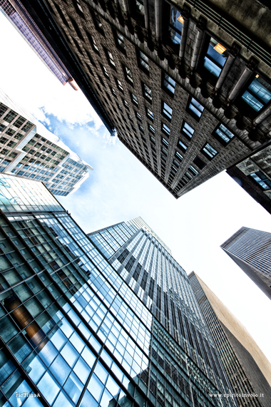 Veduta notturna dei Grattacieli a Manhattan visti dal basso