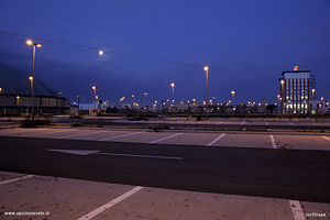 Strada illuminata in città