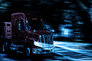 Camion sulla strada di notte