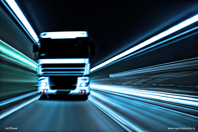 Camion nella galleria di notte