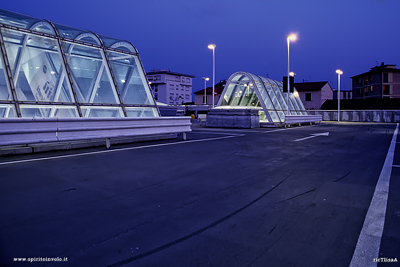 Parcheggio all'aperto di notte