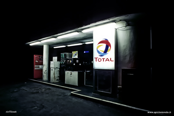 Distributore di benzina nella notte