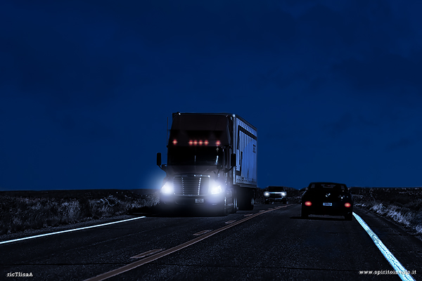 Camion ed auto sulla strada nella notte