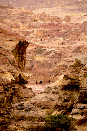 Case scavate nella roccia a Petra in Giordania