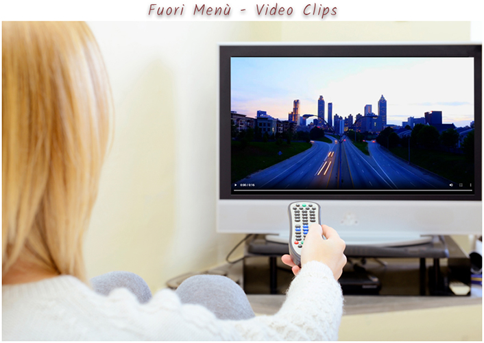 Ragazza guarda video clips alla TV