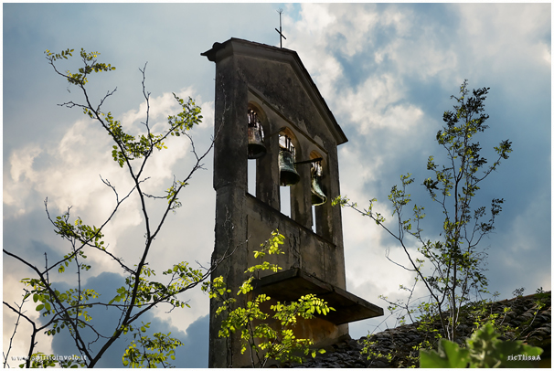 Campanile con tre campane