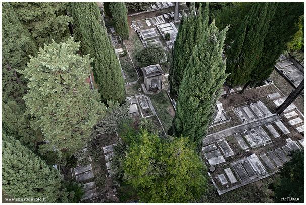 Vista dal drone del cimitero olandese alemanno a Livorno