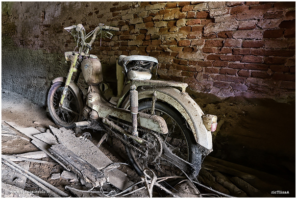 Scooter Benelli abbandonato