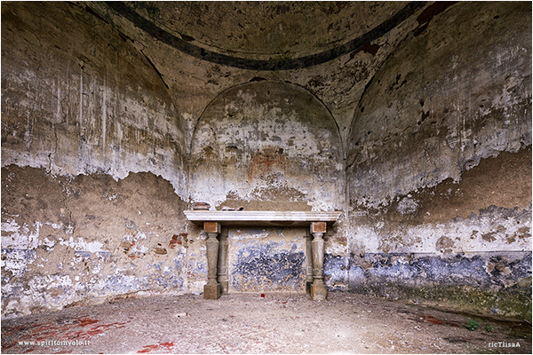 Fotografia di un altare abbandonata in una cappella