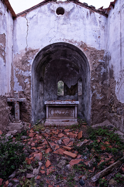 Casa abbandonata nel bosco vista dal drone
