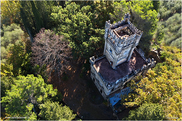 Foto con drone di un piccolo castello abbandonato