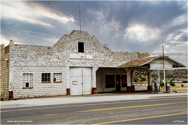 Foto di stazione di servizio abbandonata sulla Route 66 in California, USA