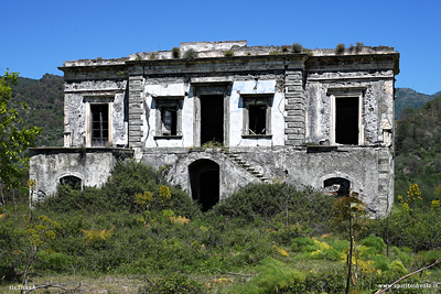 Facciata della villa Bortolo abbandonata in Sicilia