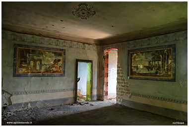 Fotografia di stanza con affreschi nel paese di Bugnano