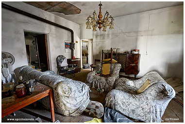 Fotografia di salotto di podere abbandonato in Toscana