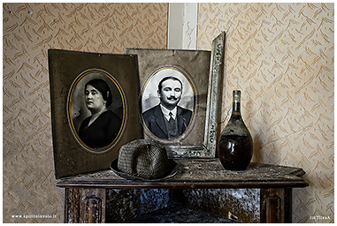Fotografia di stanza abbandonata con due ritratti