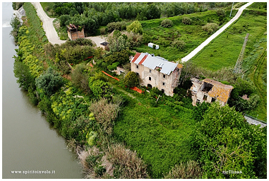 Fotografia con drone di Casa abbandonata sul fiume