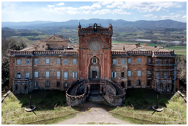 Castello di Sammezzano visto dal drone