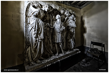 Bassorilievo marmoreo nella chiesa degli ageli custodi