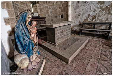 Fotografia di statua di madonna con bambino dentro Chiesa abbandonata