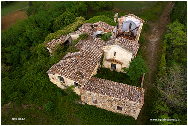 Fotografia con drone di Chiesa senza tetto