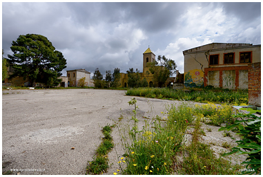 Foto della piazza di Borgo Schirò abbandonato