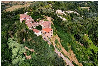 Fotografia con drone di Toiano paese abbandonato in Toscana